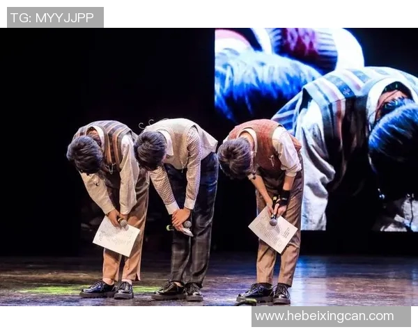 足球明星场下热情互动引发粉丝狂欢现场盛况空前