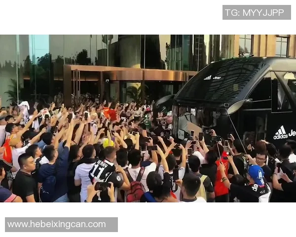 足球明星中国行盛况空前引发球迷热潮与媒体关注的精彩瞬间回顾